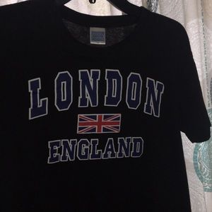 Black T-shirt with the London name and flag